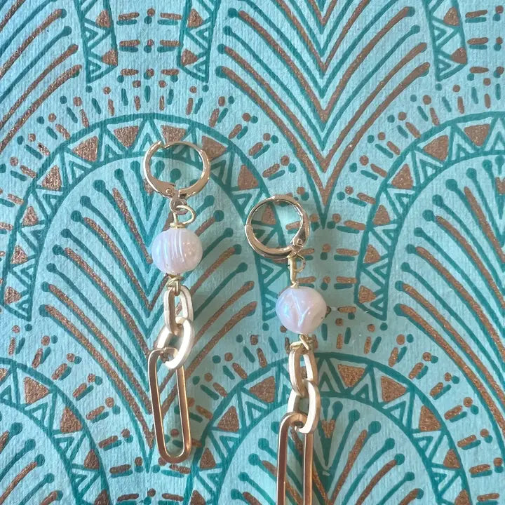 Pearl Matte Paperclip Hoop