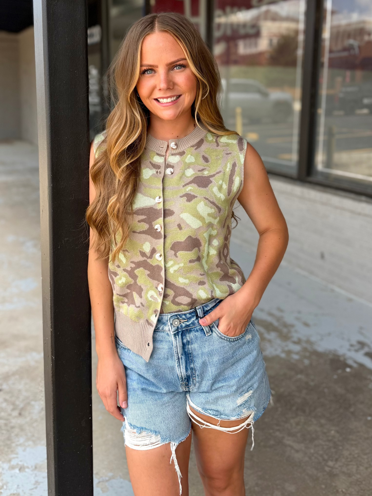 Hidden Medium Light Distressed High Rise Short