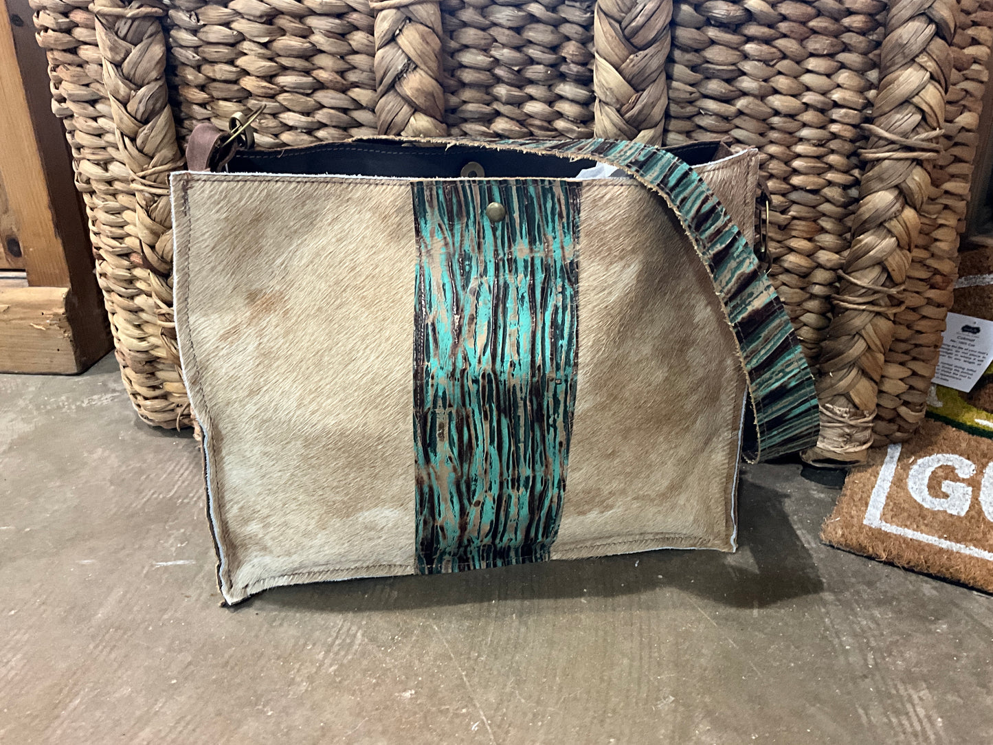 TAN COWHIDE W/ TURQUOISE STRIPE PURSE