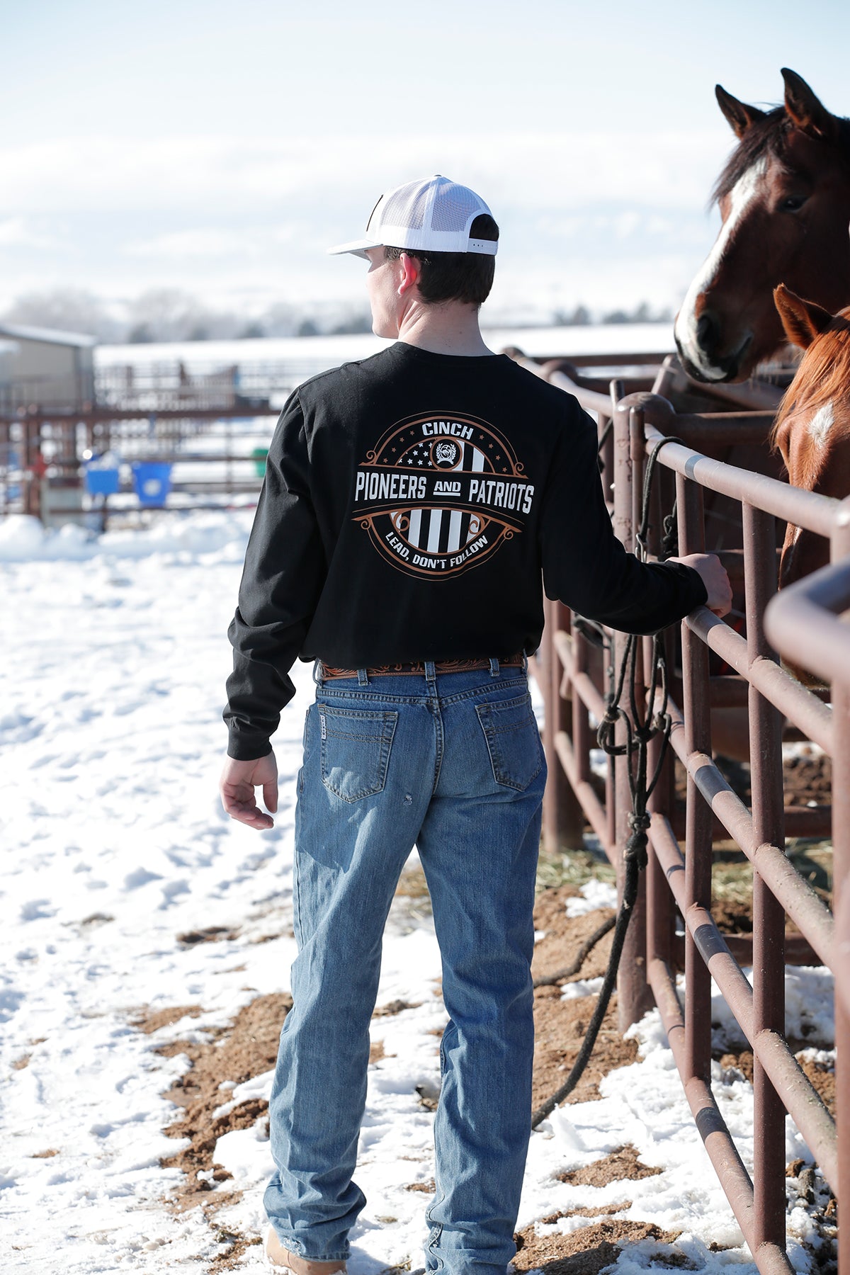 BLACK CINCH TEE